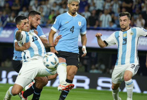 Argentina se enfrenta ante Uruguay con la meta de mantener su invicto y  buscar la cima