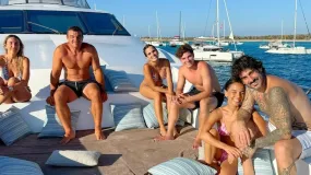 Las vacaciones de Julián Álvarez con amigos en una playa paradisíaca: la presencia de una leyenda de Los Pumas que sorprendió