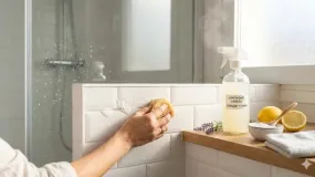 Un truco casero que deja los azulejos relucientes sin gastar de más
