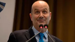 Sturzenegger se mete en la pelea mientras Adorni sigue en la cuerda floja