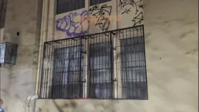 Tres jóvenes terminaron detenidos tras pintar grafitis en una escuela de Capital