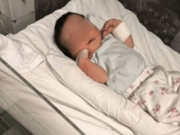 Parió sola, se apoyó en ChatGPT y después armaron una escena para ocultar a la beba