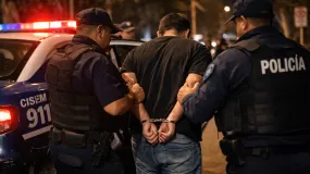 La atacó, violó la restricción y recibió una condena efectiva