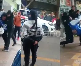 Caos en el microcentro: intentó prender fuego su moto y desató una violenta escena