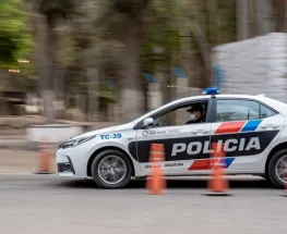 En segundos, dos motochorros sorprendieron a una madre y su hija y les robaron todo