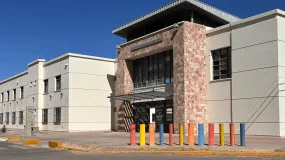 Piedrazos, patrulleros y tiros al aire en una escuela de Chimbas