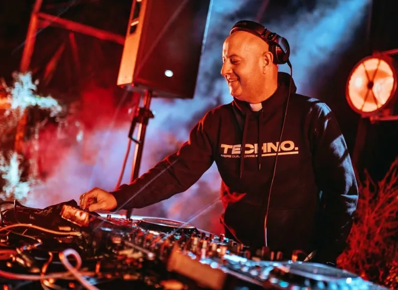 El cura DJ desembarca en Mendoza y ya se espera una avalancha por las entradas