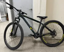 Cayeron dos jóvenes con una bici robada en plena recorrida policial