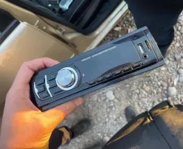 Lo agarraron in fraganti cuando quiso llevarse el estéreo de un auto: terminó detenido