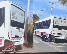 Un motociclista embistió un colectivo de la Red Tulum y quedó bajo la unidad