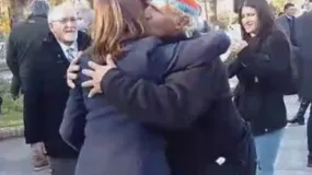 Un vendedor sorprendió a Susana Laciar con una semita tras el izamiento