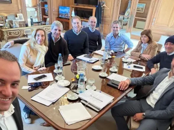 Milei reunió a su tropa en la Rosada para intentar bajar la tensión