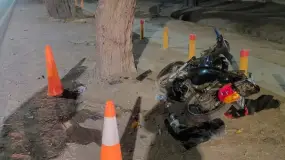 Un joven de 21 años pelea por su vida tras un fuerte choque en moto contra un árbol