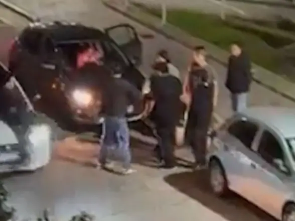 Una pelea en Mar del Plata terminó con un joven embestido por un auto