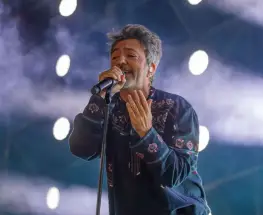 Adrián Dárgelos se fue al piso en pleno show de Babasónicos en Comodoro Rivadavia