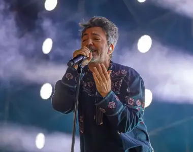 Adrián Dárgelos se fue al piso en pleno show de Babasónicos en Comodoro Rivadavia