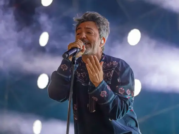 Adrián Dárgelos se fue al piso en pleno show de Babasónicos en Comodoro Rivadavia