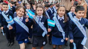 Cientos de chicos y adultos juraron lealtad a la Bandera en la plaza departamental