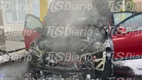 Un auto ardió en una esquina clave de Capital y ahora investigan qué pasó