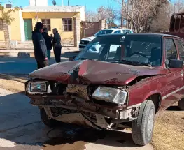 Conducía un remís, perdió el control y derribó parte del ingreso de una vivienda
