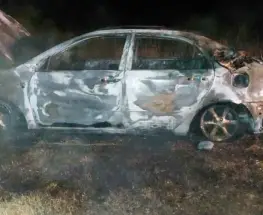 Le prendieron fuego el auto adentro de su casa y escaparon en Rivadavia