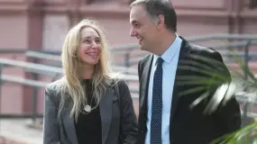 Piden encerrar a Manuel Adorni y frenarle la salida del país