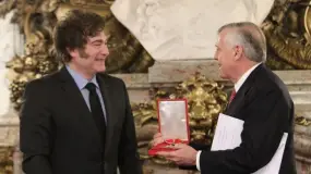 Milei acumuló más de mil regalos y hay de todo: libros, rosarios, un bóxer y hasta un poema