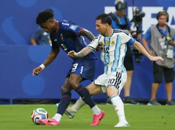 Argentina con una genialidad de Messi gana en Miami