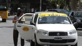Un remisero vivió un infierno en pleno viaje y denunció que lo atacó una patota
