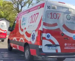 La lluvia lo desacomodó y un motociclista terminó con varios golpes en plena calle Tucumán