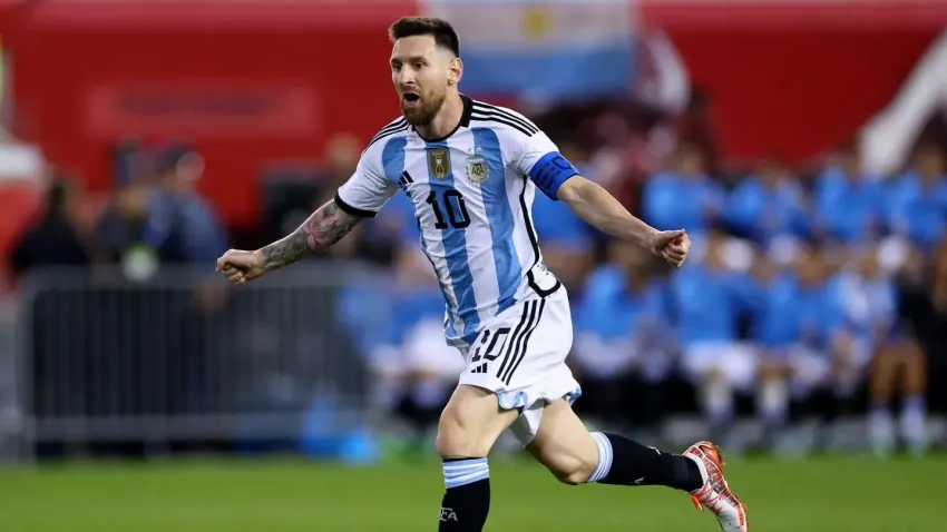 Argentina se enfrenta ante Uruguay con la meta de mantener su invicto y  buscar la cima