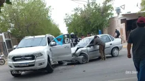 Fuerte choque entre un auto y una camioneta dejó a una mujer inconsciente