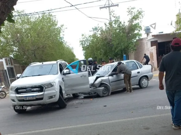 Fuerte choque entre un auto y una camioneta dejó a una mujer inconsciente