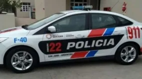 A punta de revólver, asaltaron a un chofer de app en Chimbas y lo dejaron a pie y sin ropa