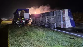 Una mujer murió tras un choque brutal y el auto terminó envuelto en llamas