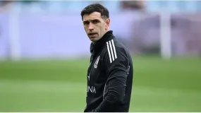 "Dibu" Martínez tuvo que ser reemplazado por posible lesión