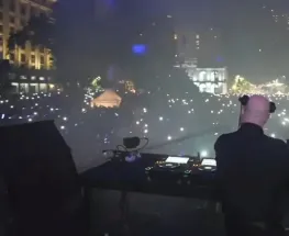 Plaza de Mayo se colmó para homenajear a Francisco con un DJ sacerdote como gran atracción