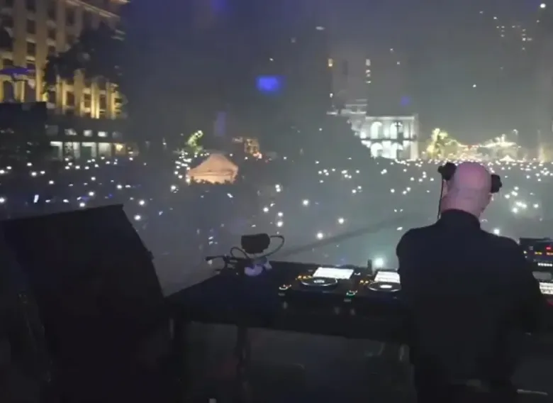 Plaza de Mayo se colmó para homenajear a Francisco con un DJ sacerdote como gran atracción