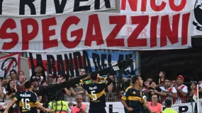 Boca pegó primero y Paredes dejó una postal que explotó en el Monumental