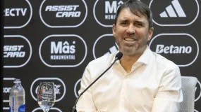 Coudet, golpeado tras la caída en el Superclásico: "Hay que levantarse y seguir"