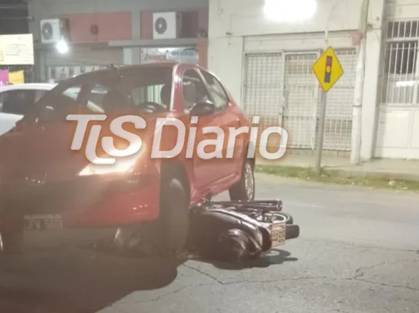 Un auto terminó arriba de una moto en un brutal accidente entre Rawson y Pocito