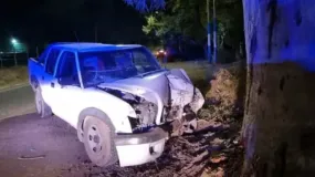 Se le fue la camioneta y terminó contra un árbol: el conductor fue hospitalizado