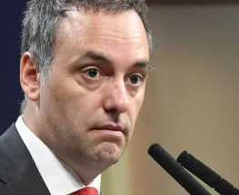 Viajes, dólares y consumos: investigan gastos por más de US$14.600 en el entorno de Manuel Adorni