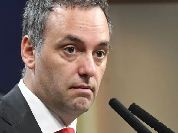 Viajes, dólares y consumos: investigan gastos por más de US$14.600 en el entorno de Manuel Adorni