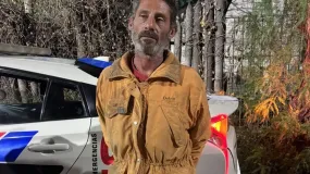 Lo encontraron desarmando una casa y quiso escaparse por arriba, pero no llegó lejos