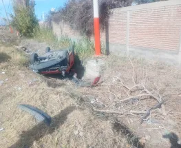 Un auto terminó dado vuelta en una zanja tras un fuerte choque
