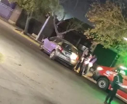Tensión en Rivadavia: un auto embistió a una moto en una zona muy transitada