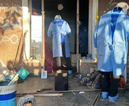 Lo fue a buscar y terminó encontrándolo sin vida en una casa deteriorada de Capital