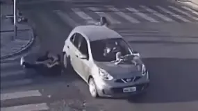 Atropelló a una familia en Brasil y un bebé quedó encima del auto