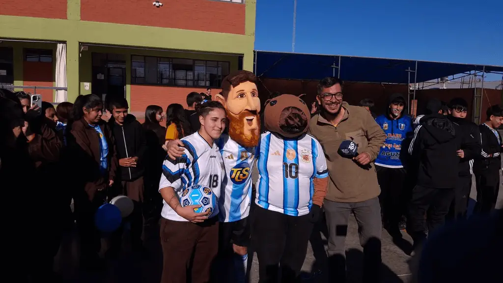 El Messi de Telesol hizo escala en el Santa Teresita y encendió Rawson - Imagen